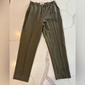 Everlane The Dream Pant. Kalamata green color. Medium. Excellent condition.